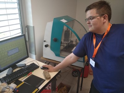 Fabien avec la fraiseuse à commande numérique